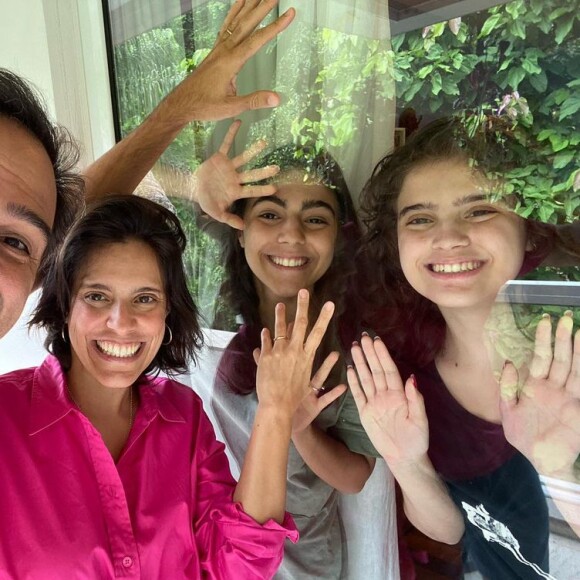 Laura, uma das filhas de Tadeu Schmidt (ao lado de Ana Cristina), se derreteu pela homenagem do pai: 'Perfeitos'