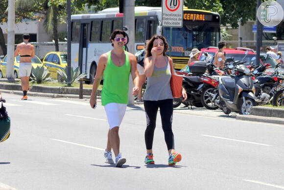 Reynaldo Gianecchini caminha pela orla do Rio e exibe bigodinho, neste domingo, 7 de dezembro de 2014