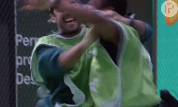 BBB 22: Pedro Scooby e Paulo André se abraçaram e pularam na celebração da vitória da Prova do Líder