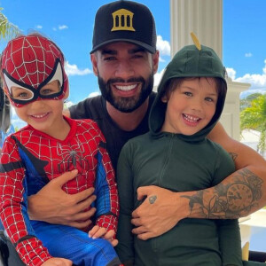 Gusttavo Lima postou foto com os filhos, Gabriel e Samuel, vestidos para o Carnaval neste sábado (26)