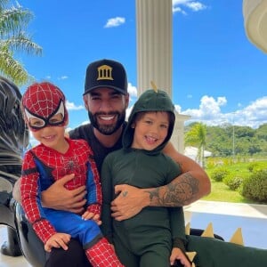 Gusttavo Lima, que passa por processo polêmico ser Eloá Soares de ser o pai de sua filha de 17 anos, posou com os dois filhos com Andressa Suita no Instagram: 'Meus bebês'