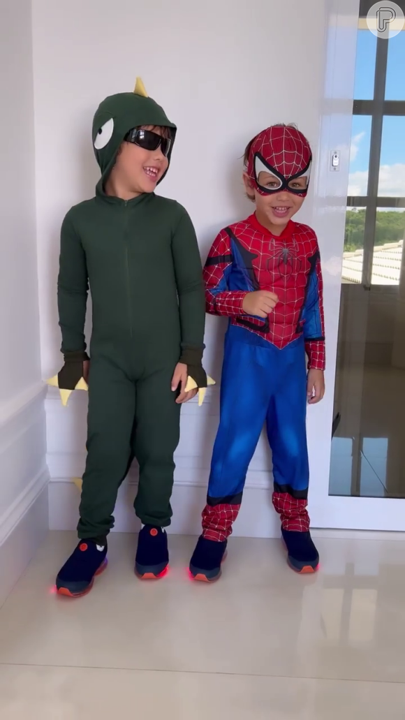 Andressa Suita também postou vídeo das fantasias de Carnaval escolhidas pelos filhos, Gabriel e Samuel, de Dinossauro e Homem-Aranha