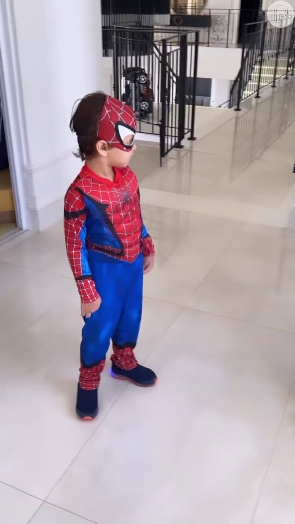 Filho caçula de Andressa Suita e Gusttavo Lima, Samuel, de 3 anos, escolheu fantasia de Homem-Aranha