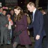 Kate Middleton esconde barriga de gravidez em sobretudo escuro