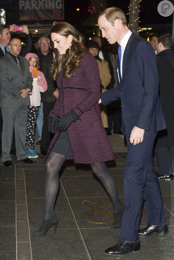 Kate Middleton esconde barriga de gravidez em sobretudo escuro
