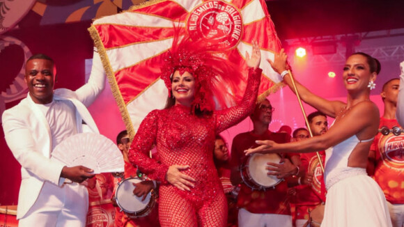 Grávida, Viviane Araújo desfila pelo Salgueiro na abertura do Carnaval do Rio