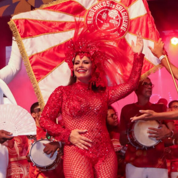 Viviane Araújo desfilou pelo Salgueiro na abertura do Rio Carnaval 2022 neste sábado (26)