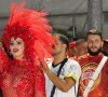 Viviane Araújo, grávida, curtiu muito a abertura do Carnaval do Rio com o Salgueiro