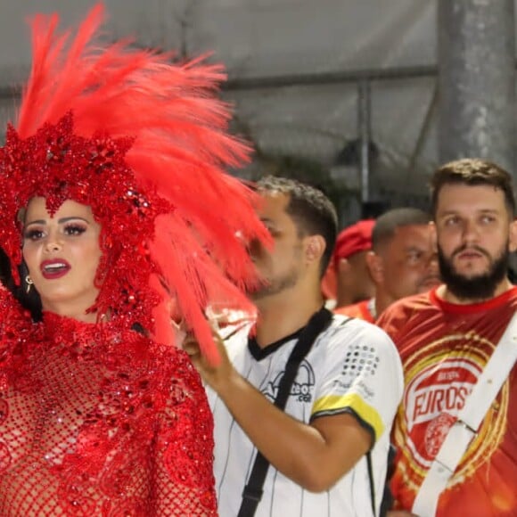 Viviane Araújo, grávida, curtiu muito a abertura do Carnaval do Rio com o Salgueiro