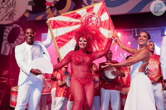 Viviane Araújo usou figurino colado ao corpo, em peça única do pescoço aos pés vazada com chapéu de penas como acessório para desfile de abertura do Carnaval do Rio