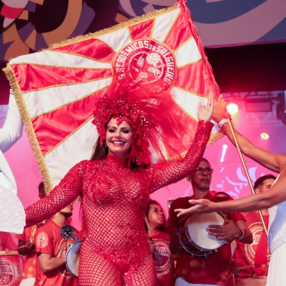 Viviane Araújo usou figurino colado ao corpo, em peça única do pescoço aos pés vazada com chapéu de penas como acessório para desfile de abertura do Carnaval do Rio