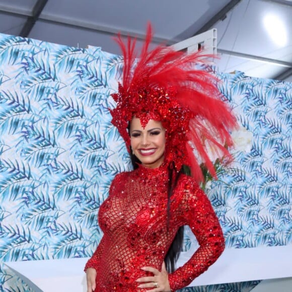 Mesmo grávida, Viviane Araújo não desceu do salto durante o desfile do Salgueiro na abertura do Rio Carnaval 2022