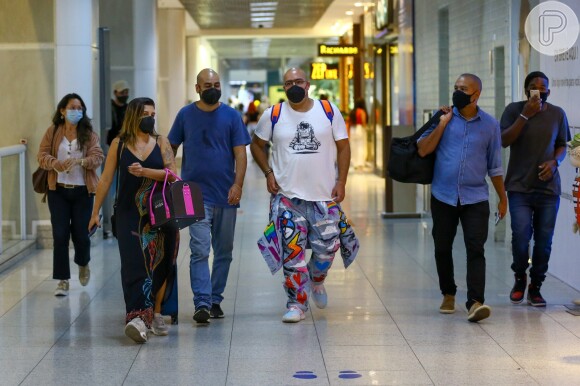 Tiago Abravanel é visto em aeroporto acompanhado