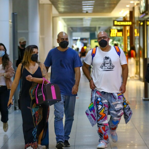 Tiago Abravanel é visto em aeroporto acompanhado