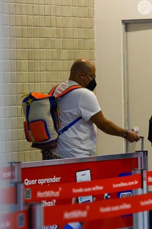 Tiago Abravanel embarca em aeroporto do Rio de Janeiro