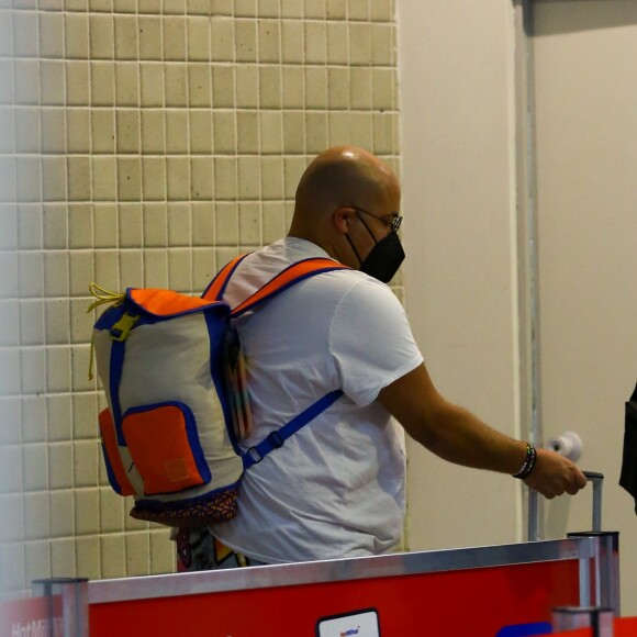 Tiago Abravanel embarca em aeroporto do Rio de Janeiro