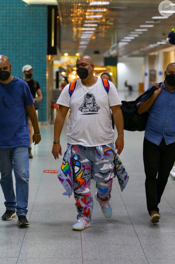 Tiago Abravanel é flagrado em aeroporto após deixar casa do 'BBB22'