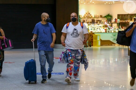 Tiago Abravanel embarca no Aeroporto Santos Dumont, no Rio, após deixar o 'BBB22'