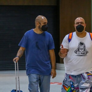 Tiago Abravanel acena para fotógrafo em aeroporto do Rio