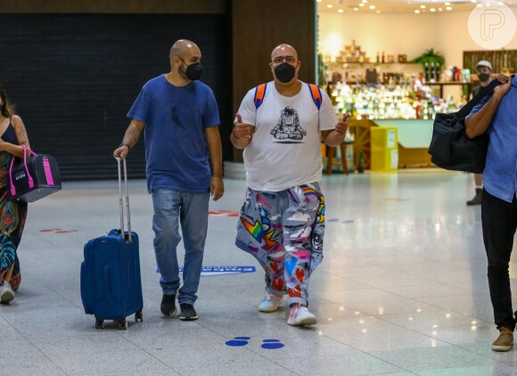 Tiago Abravanel acena para fotógrafo em aeroporto do Rio