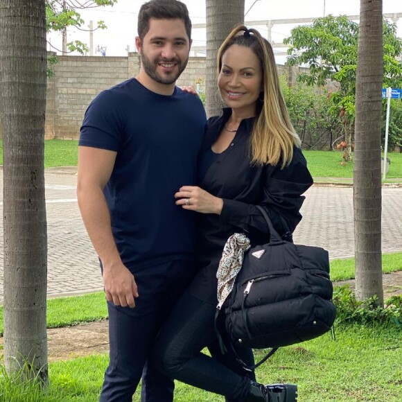 Casada com o empresário Monilton Moura, Solange Almeida não descarta a possibilidade de fazer uma fertilização in vitro (FIV)