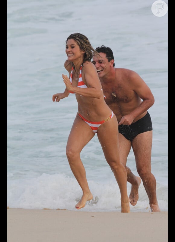 Flávia Alessandra e Rodrigo Lombardi gravaram cenas de 'Salve Jorge' numa praia do Rio de Janeiro, em 5 de março de 2013
