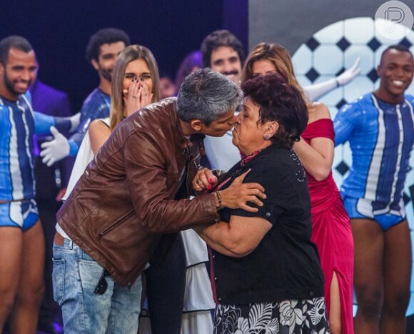 'Amor & Sexo': Dona Dulce ganha beijo na boca de Otaviano Costa