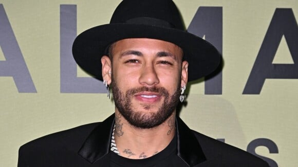 Neymar 'quebra tradição' em look na Semana de Moda de Paris. Confira!