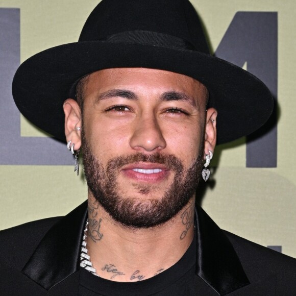 Neymar comparece à Semana de Moda de Paris