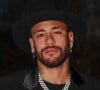 Neymar optou por um blazer preto e chapéu da mesma cor na Semana de Moda de Paris