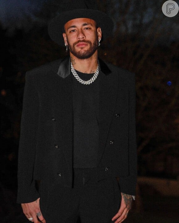 Neymar optou por um blazer preto e chapéu da mesma cor na Semana de Moda de Paris