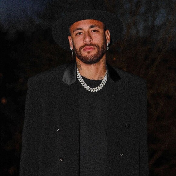 Neymar optou por um blazer preto e chapéu da mesma cor na Semana de Moda de Paris