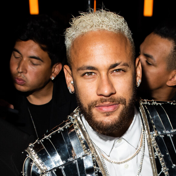 Em 2020, Neymar chamou a atenção ao escolher um blazer prateado