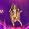 'The Masked Singer': nova mascarada, Leoa se apresentou pela primeira vez no último domingo (27), com a roupa toda dourada