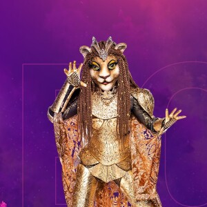 'The Masked Singer': nova mascarada, Leoa se apresentou pela primeira vez no último domingo (27), com a roupa toda dourada