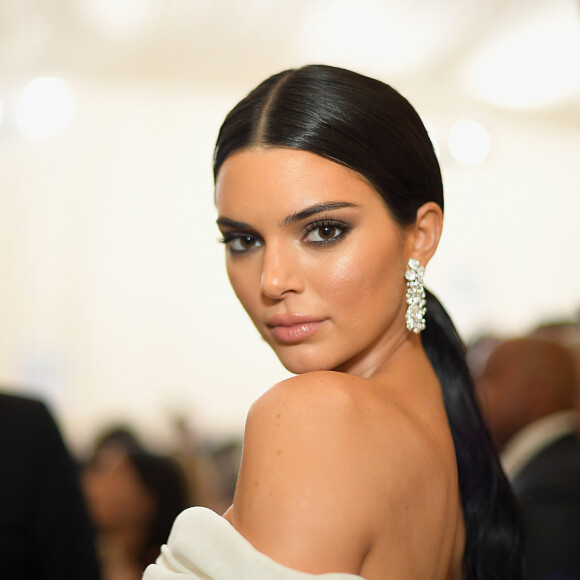 O cabelo natural de Kendall Jenner é no tom castanho escuro