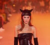 O cabelo ruivo acobreado de Kendall Jenner foi destaque na passagem da modelo pelas passarelas da Paris Fashion Week