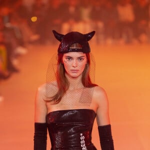 O cabelo ruivo acobreado de Kendall Jenner foi destaque na passagem da modelo pelas passarelas da Paris Fashion Week