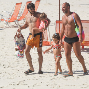 Chay Suede foi à praia da Barra da Tijuca, Zona Oeste do Rio, acompanhado por um amigo e as filhas dos dois