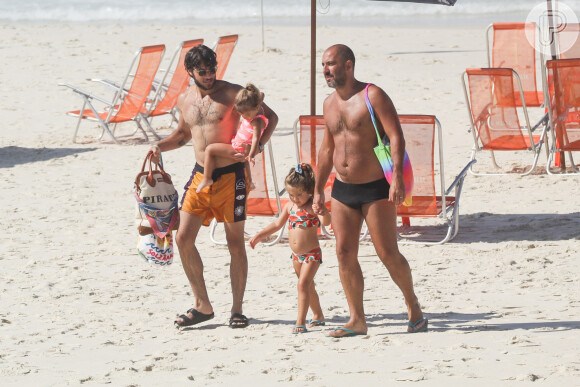 Chay Suede foi à praia da Barra da Tijuca, Zona Oeste do Rio, acompanhado por um amigo e as filhas dos dois