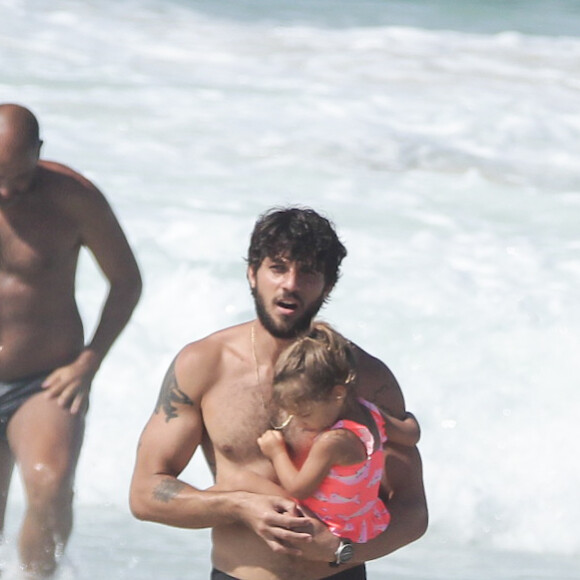 Filha de Chay Suede, Maria, estava usando um maiô na cor salmão com pequenos desenhos de animais marinhos