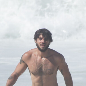 Chay Suede mergulhou no mar sem a filha para poder se refrescar na praia nesta sexta (4)