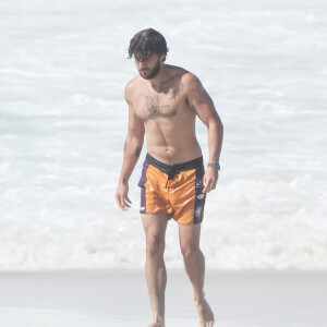 Chay Suede exibiu o corpo malhado ao se refrescar na praia da Barra da Tijuca, Zona Oeste do Rio, nesta sexta (4)