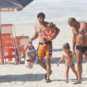 Chay Suede não estava acompanhado por Laura Neiva, mãe de seus dois filhos, quando visitou praia do Rio