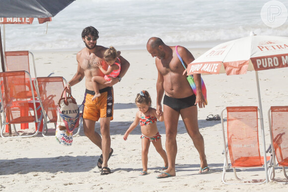 Chay Suede não estava acompanhado por Laura Neiva, mãe de seus dois filhos, quando visitou praia do Rio