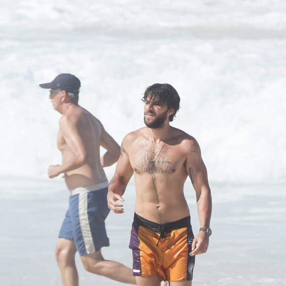 Chay Suede usou a companhia do amigo para se refrescar no mar enquanto deixava a filha brincando na areia