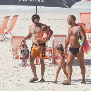 Chay Suede levou filha para fazer passeio de praia na Barra da Tijuca, na ZOna Oeste do Rio de Janeiro