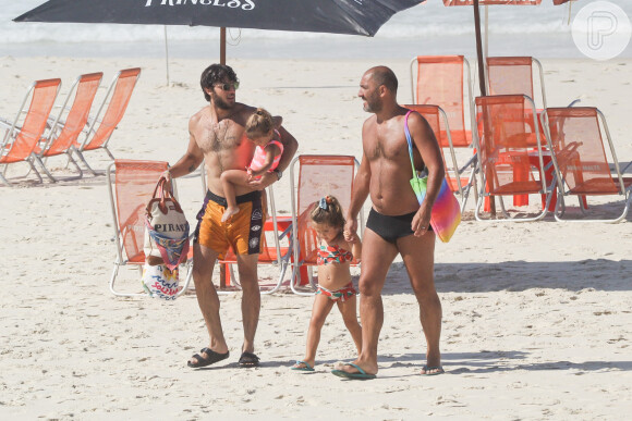 Chay Suede levou filha para fazer passeio de praia na Barra da Tijuca, na ZOna Oeste do Rio de Janeiro