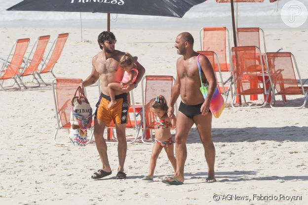 Chay Suede levou filha para fazer passeio de praia na Barra da Tijuca, na ZOna Oeste do Rio de Janeiro