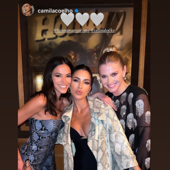 Bruna Marquezine posa com Camila Coelho em festa de Celina Locks em Paris